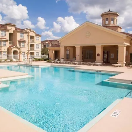 Revived Condo With Pool And 20 Minutes From Parks